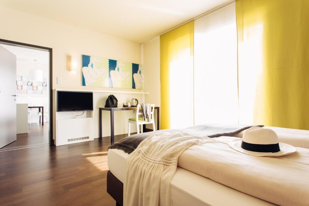 Televiisor ja/või meelelahutuskeskus majutusasutuses harry's home Linz-Urfahr hotel & apartments