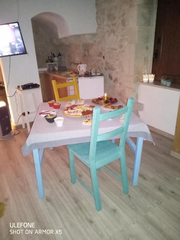 TV a/nebo společenská místnost v ubytování Only for two Giumbabulla