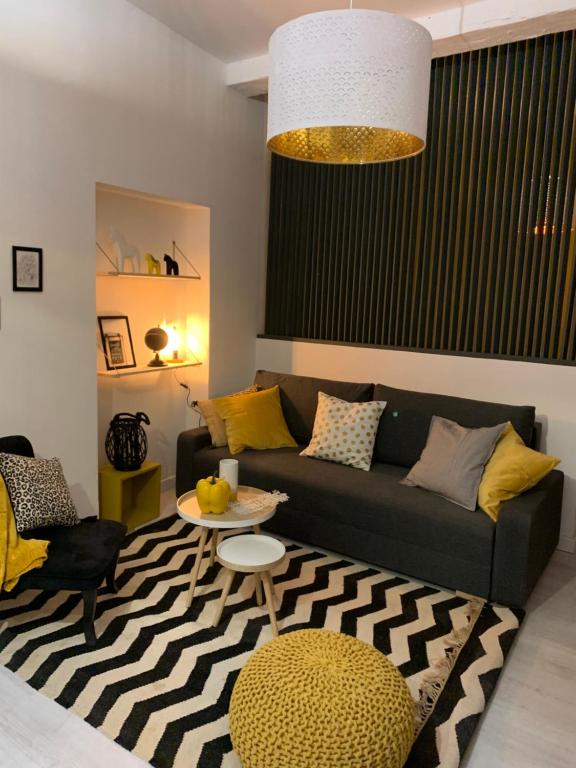 un salon avec un canapé et un tapis dans l'établissement SOO and CO SooHome, à Marseille