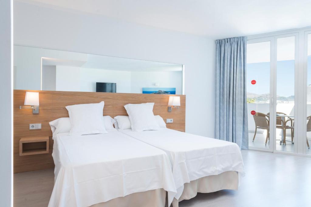 Кровать или кровати в номере Aparthotel Ses Fotges