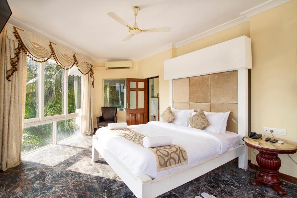 Postel nebo postele na pokoji v ubytování Stone Wood Riverfront Resort, Siolim