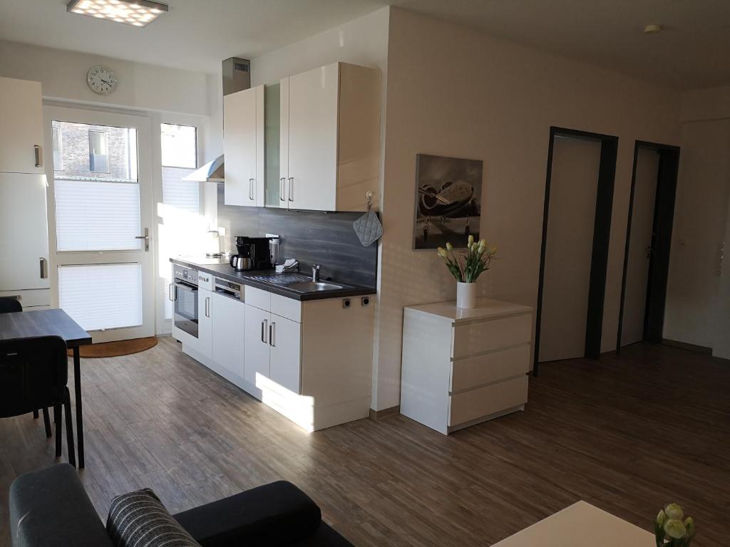 a kitchen with white cabinets and a counter top at Ferienwohnung an der Hasetal-Route in Herzlake