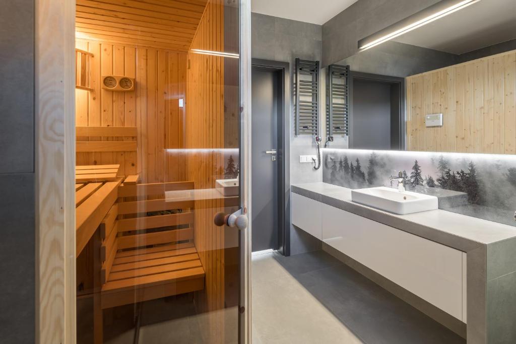 łazienka z umywalką i 2 umywalkami w obiekcie Apartament Strumień w mieście Jaworki