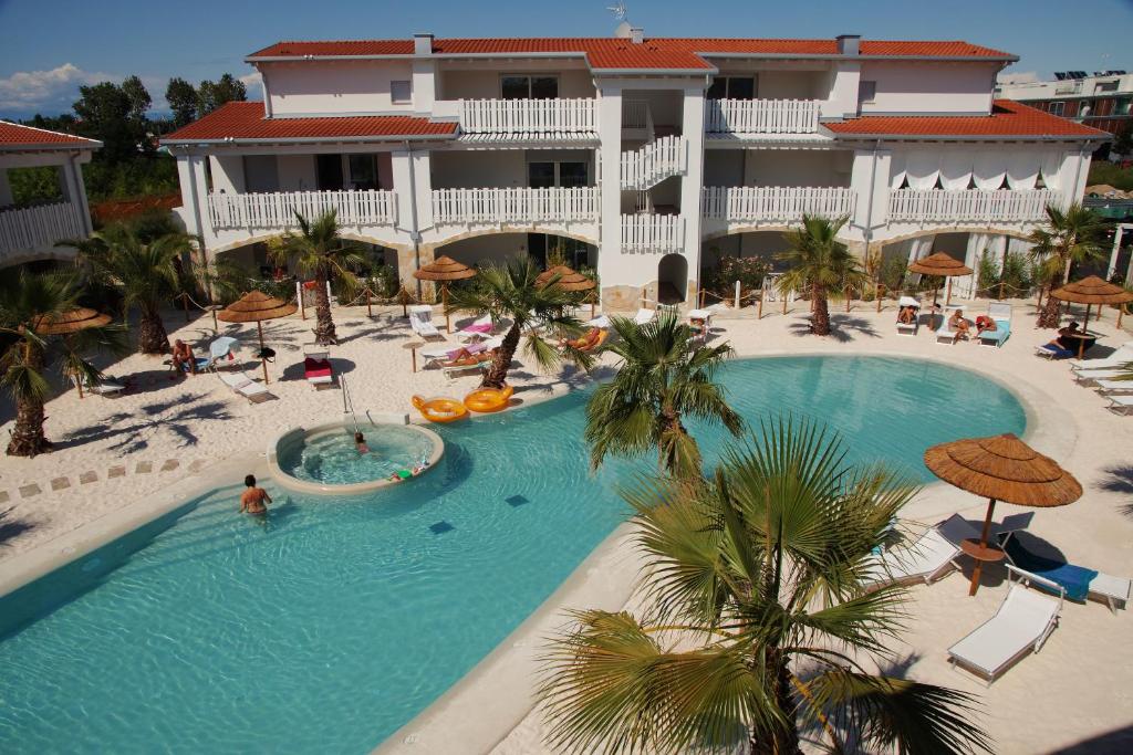 an overhead view of a swimming pool at a resort at Cala Blu Residence con piscina-Centralissimo Lido di Jesolo in Lido di Jesolo
