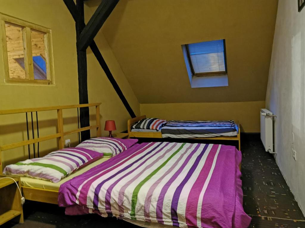 Postel nebo postele na pokoji v ubytování Chalupa U Potoka