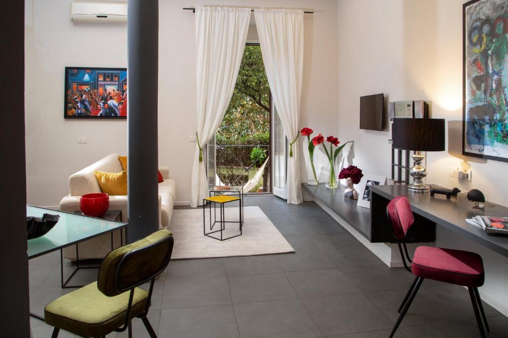 A seating area at SECRET GARDEN - Amazing Loft in The Imperial Rome