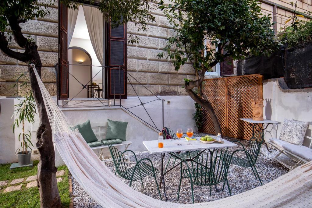 A seating area at SECRET GARDEN - Amazing Loft in The Imperial Rome