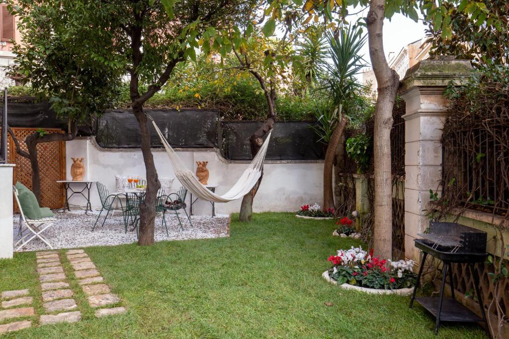 A garden outside SECRET GARDEN - Amazing Loft in The Imperial Rome