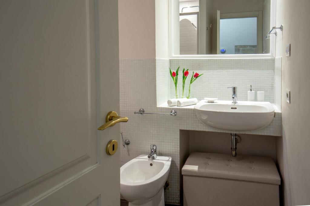 A bathroom at SECRET GARDEN - Amazing Loft in The Imperial Rome