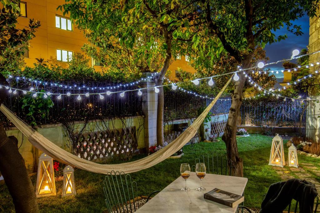 A garden outside SECRET GARDEN - Amazing Loft in The Imperial Rome