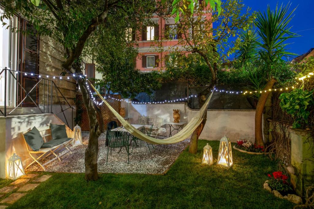 A garden outside SECRET GARDEN - Amazing Loft in The Imperial Rome