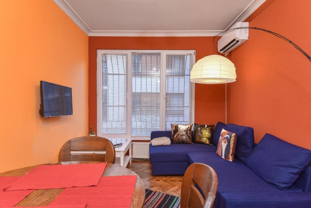 Svetainės erdvė apgyvendinimo įstaigoje ⩤ Vintage Spot ⩥ Colorful One-Bedroom Apartment