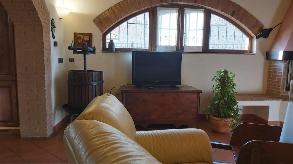 Telewizja i/lub zestaw kina domowego w obiekcie La Limonaia Country House