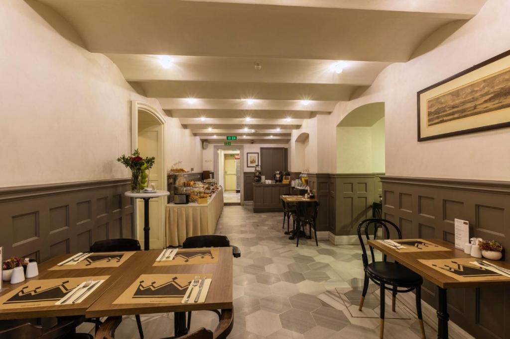 A restaurant or other place to eat at Meroddi Bagdatliyan Hotel