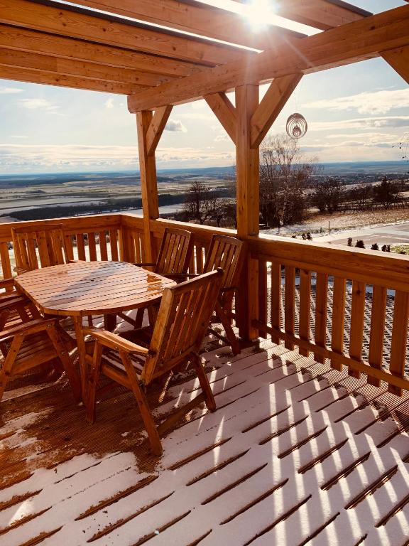 A balcony or terrace at REnthouse - Ferienhaus am Weinberg