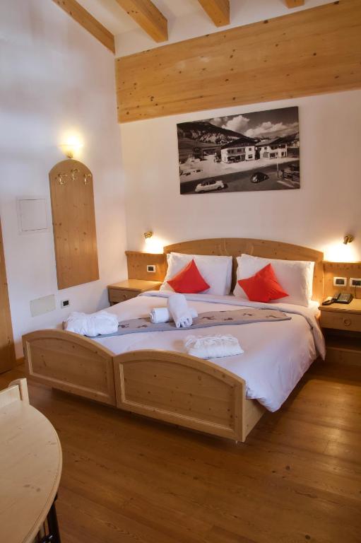 A bed or beds in a room at Al Piccolo Hotel