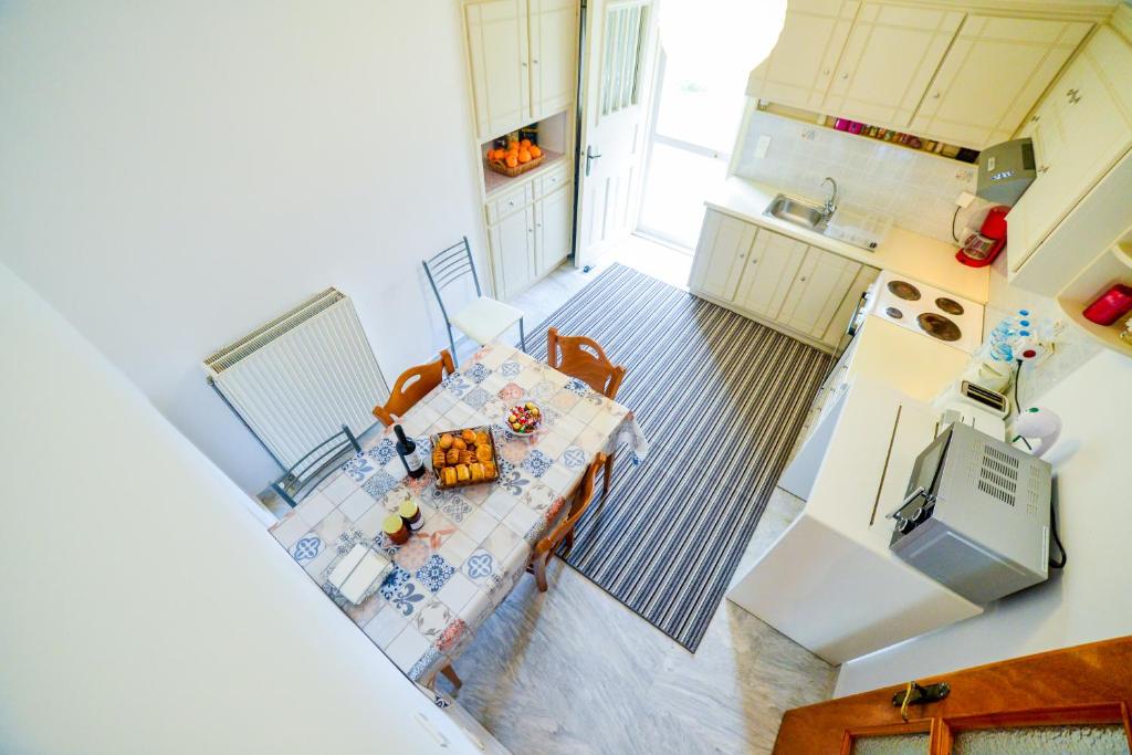 A kitchen or kitchenette at Leonidio Apartment Maria