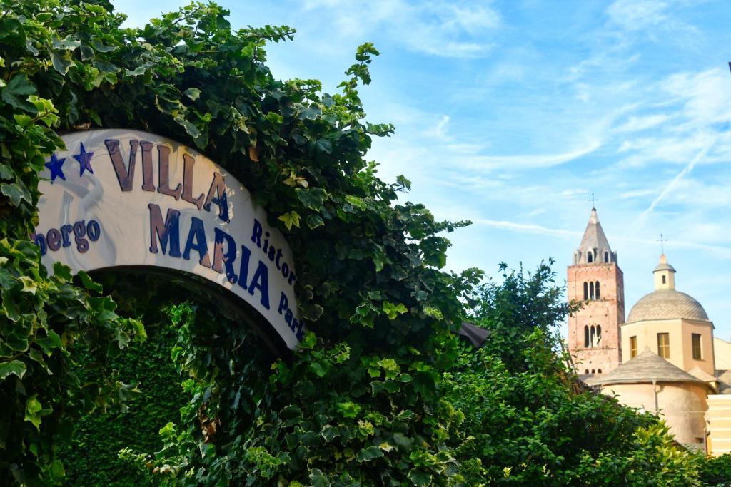 ein Schild für eine Weinhandlung vor einem Gebäude in der Unterkunft Hotel Villa Maria & Apartment in Varraze