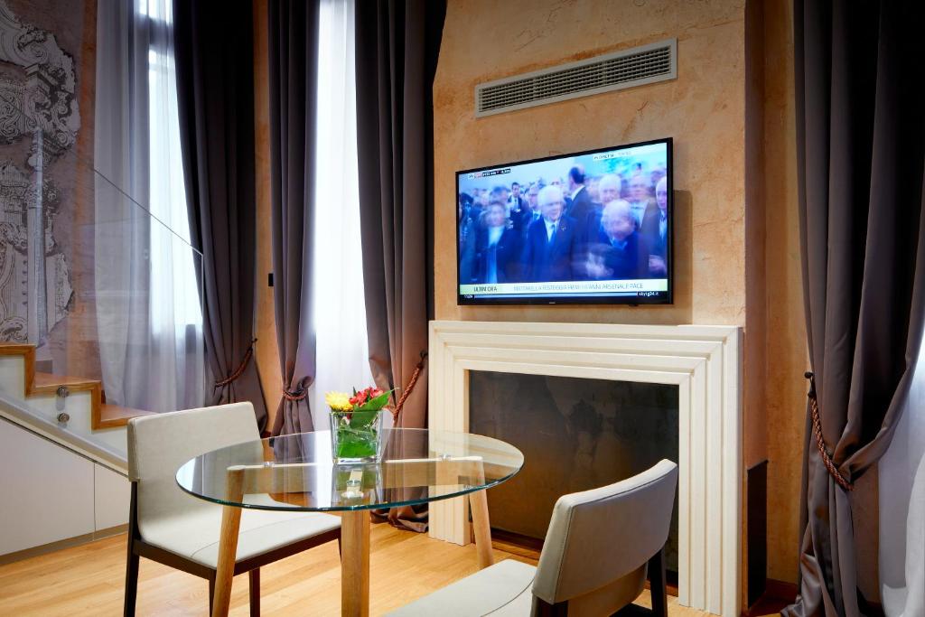 Telewizja i/lub zestaw kina domowego w obiekcie Ca' dei Proverbi Suites - WENICE Deep Culture