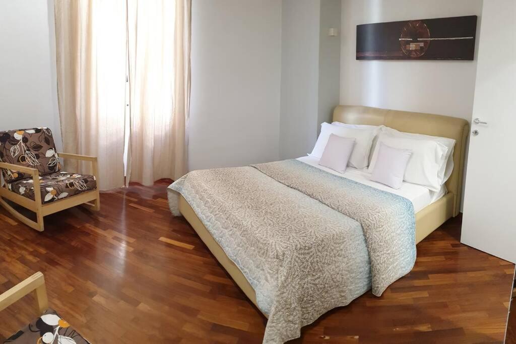 een slaapkamer met een groot bed met witte kussens bij Casual Life Suite in Reggio di Calabria