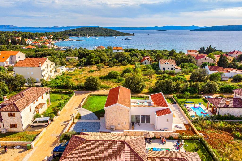 uma vista aérea de uma pequena cidade com uma casa em Villa Vela Muline - 8 plus 2 guests - heated pool em Ugljan