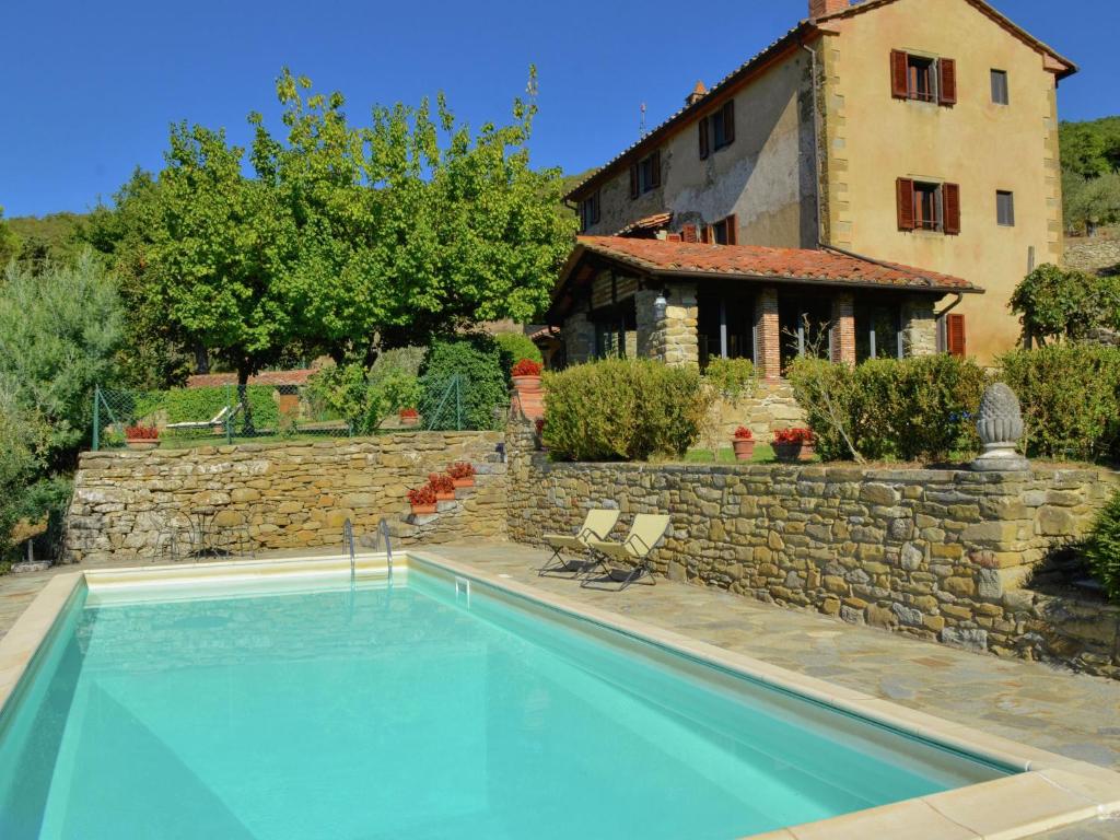 ein großer Pool vor einem Haus in der Unterkunft Belvilla by OYO Eugenio in Cortona
