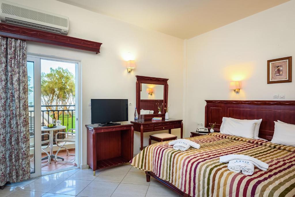 Postel nebo postele na pokoji v ubytování Lito Beach Hotel