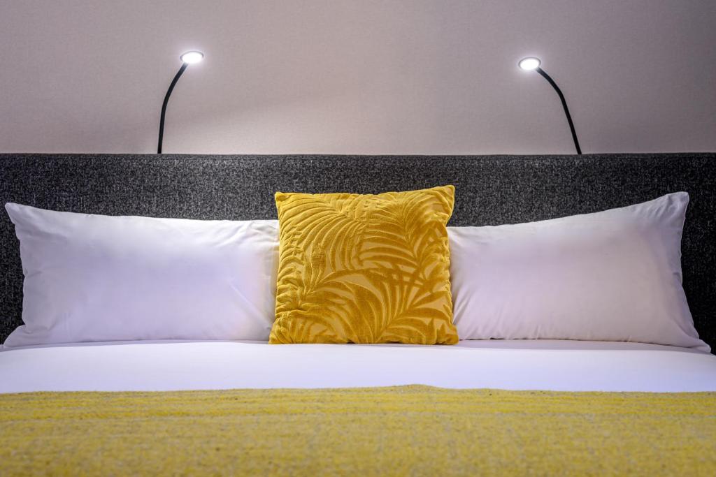 PREMIER SUITES Antwerp客房内的一张或多张床位