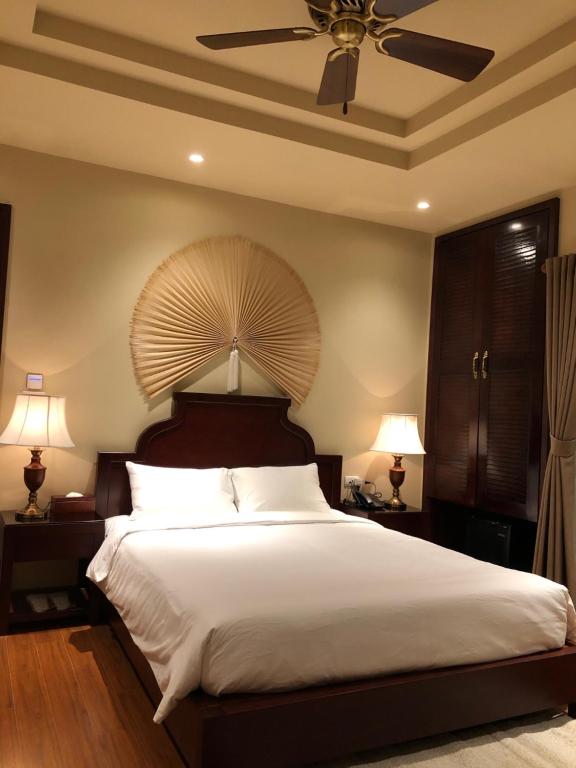Postel nebo postele na pokoji v ubytování Le Grand Hanoi Hotel - The Oriental