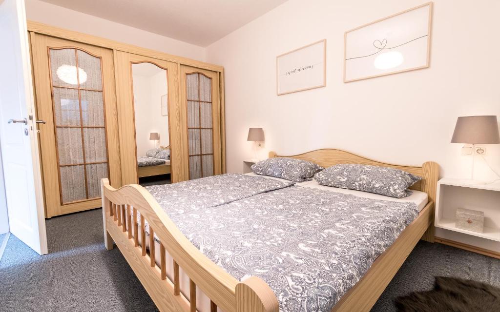 Postel nebo postele na pokoji v ubytování Ferienwohnung Hainzinger