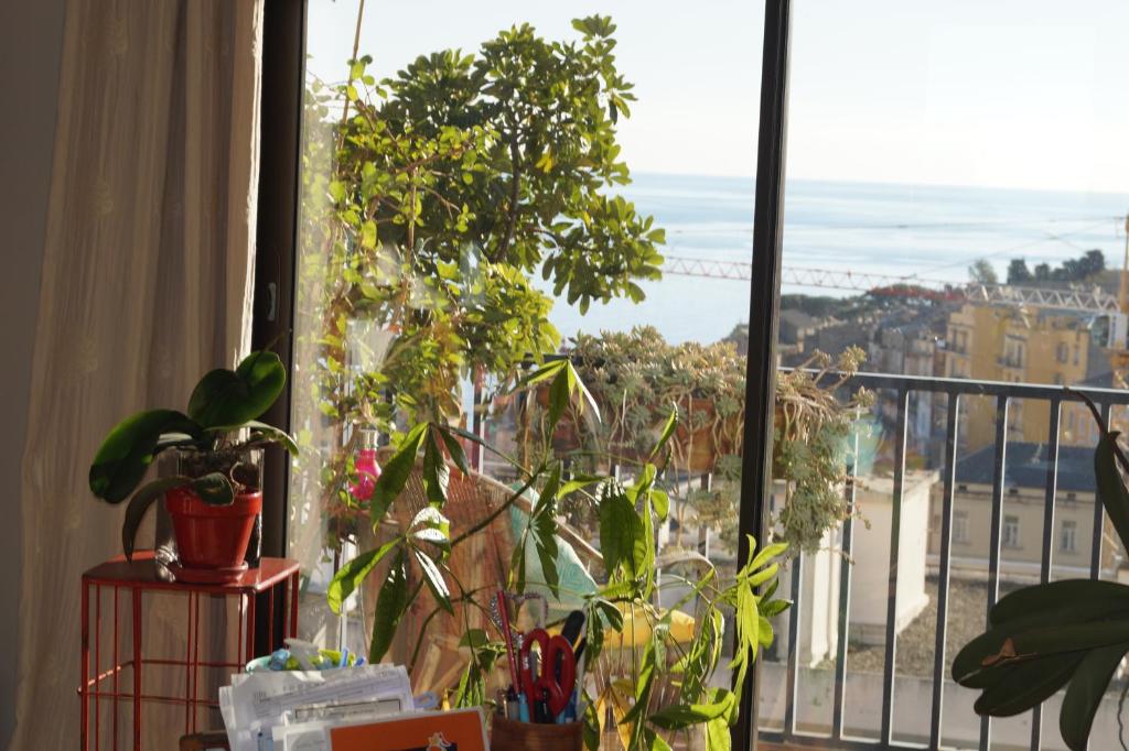 Cette chambre dispose d'une fenêtre offrant une vue sur la ville. dans l'établissement Appartement vue mer, à Bastia