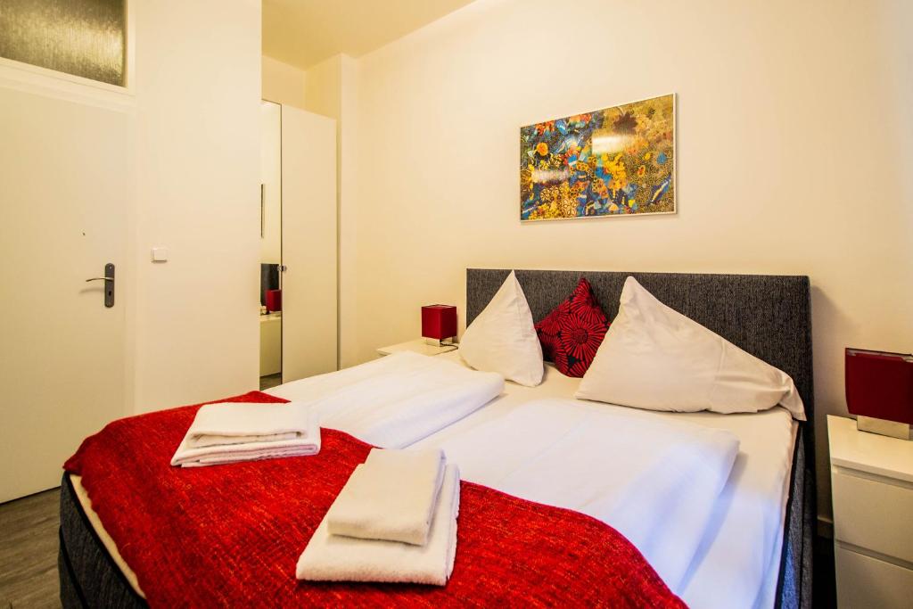 プラハにあるLabyrinth apartments by Ruterraのベッドルーム1室(ベッド2台、赤と白のシーツ付)