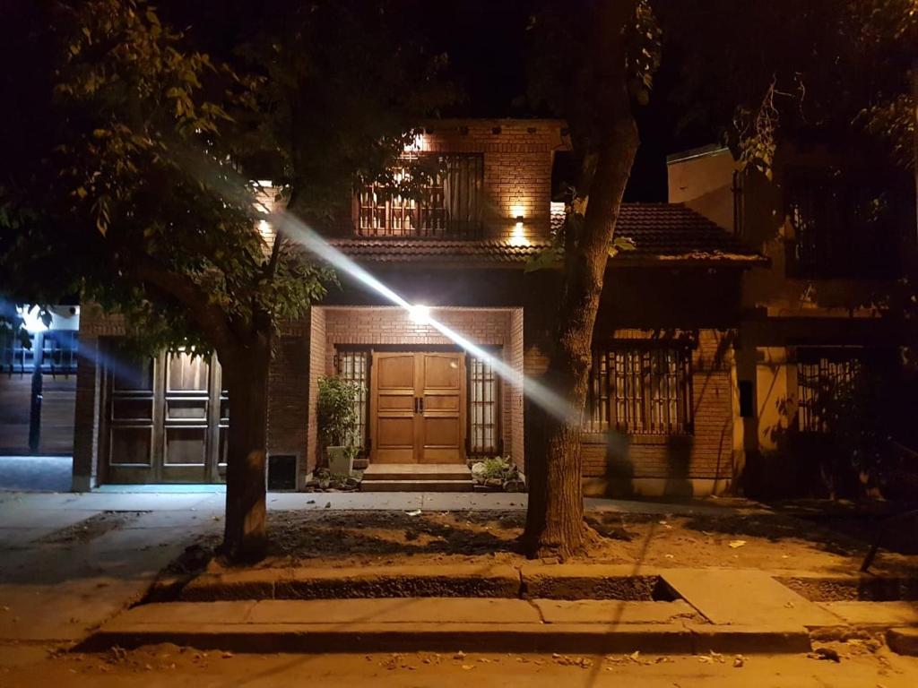 una casa con puerta de madera por la noche en Casa Luminosa en San Rafael