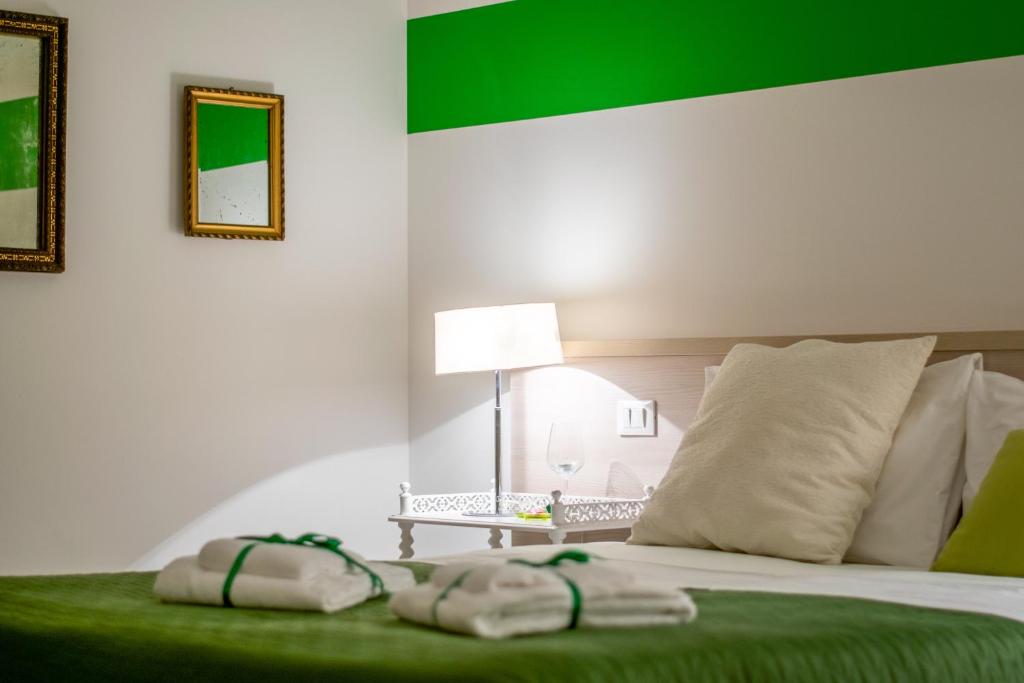 1 dormitorio con 1 cama con 2 toallas en Marconi Rooms 1, 2, 3 Casa Stella, en Verona