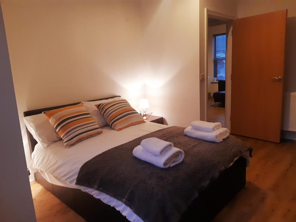 een slaapkamer met een bed met twee handdoeken erop bij Yarmouth Apartments, Street Permit Parking, Close To Everything, Beach, Pier, Free WIFI in Great Yarmouth
