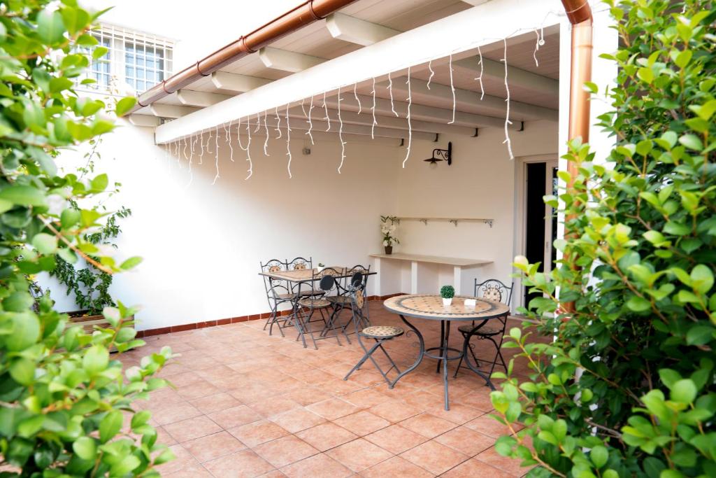 een patio met een tafel en stoelen erop bij B&B L'Assunta in Alessano