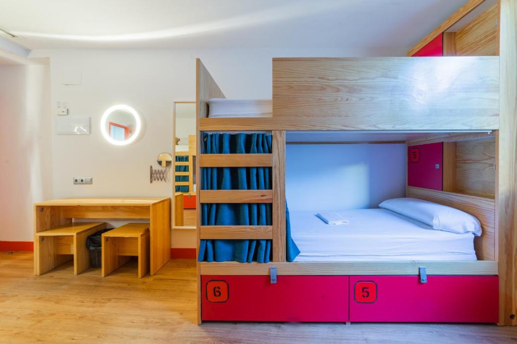 Cette chambre dispose de lits superposés et d'un bureau. dans l'établissement Ok Hostel Madrid, à Madrid