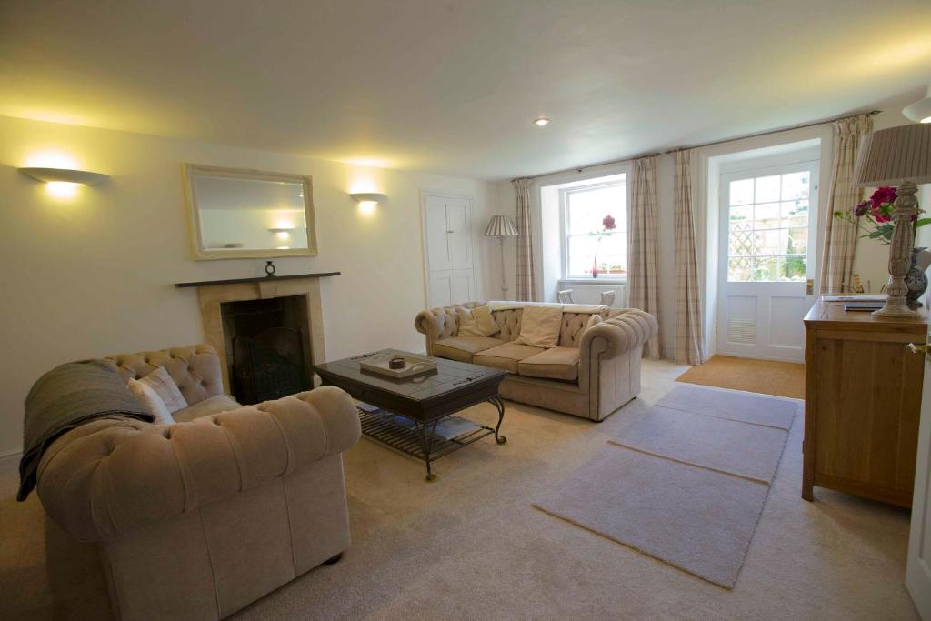 sala de estar con 2 sofás y chimenea en Bath Garden Apartment, en Bath
