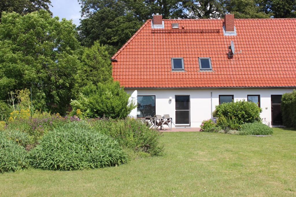 a white house with an orange roof at Kleine Auszeit - Natur und Erholung in Mecklenburg in Reimershagen