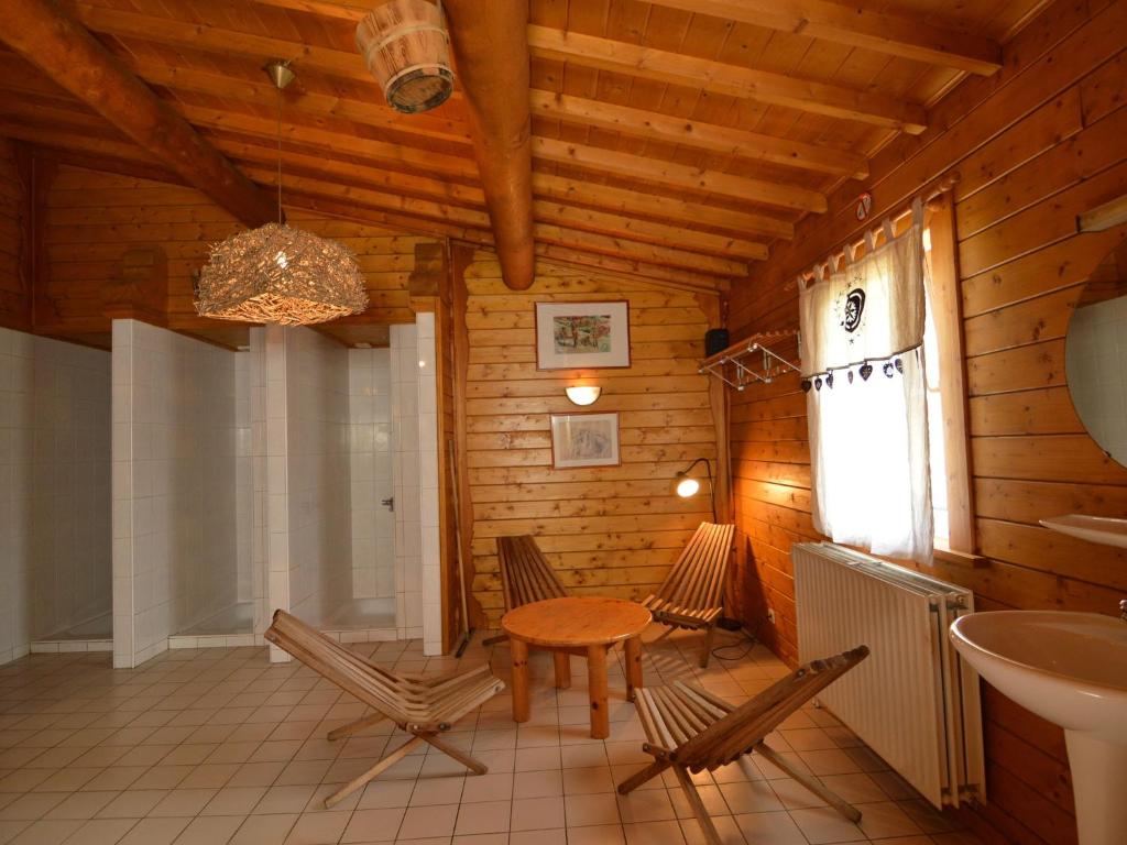 Posezení v ubytování Chalet in Ovifat near Ski Slopes