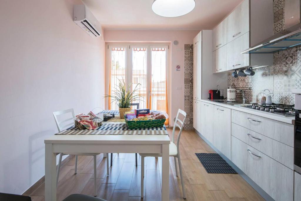 a kitchen with a table and chairs in a room at B&B La Tinta in Baronissi