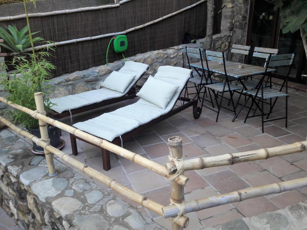 ławka i krzesła na patio ze stołem w obiekcie Punta Paloma w mieście Tarifa