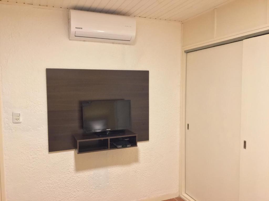 Uma televisão e/ou sistema de entretenimento em Hotel Colonial