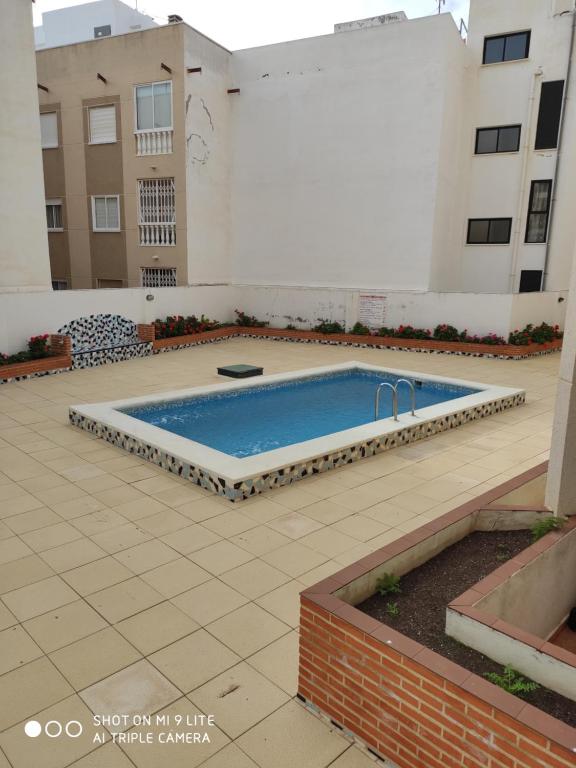 uma piscina em frente a um edifício em estudio habaneras em Torrevieja