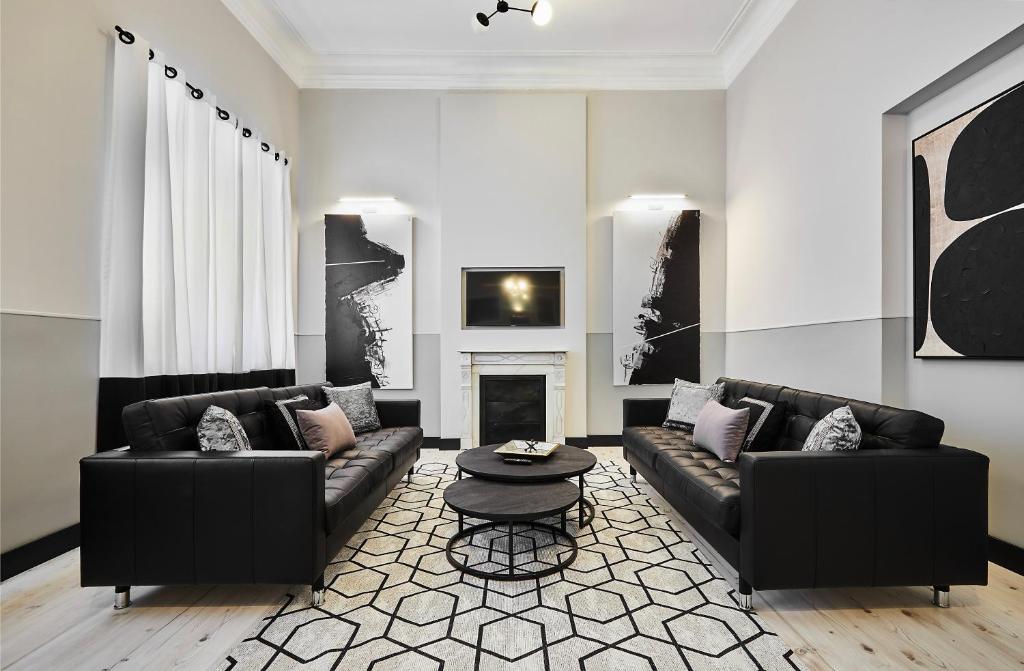 uma sala de estar com dois sofás e uma lareira em SERRANO GOLDEN MILE II, by Presidence Rentals em Madri