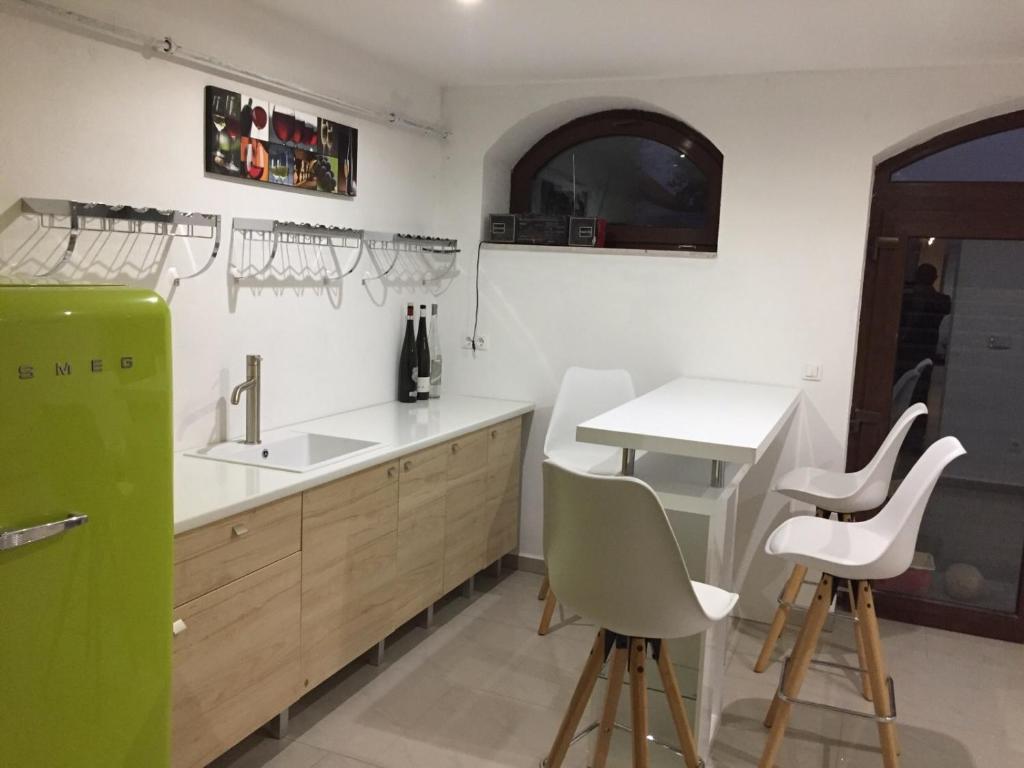 Kuchnia lub aneks kuchenny w obiekcie VIVAZA Villa Szigliget