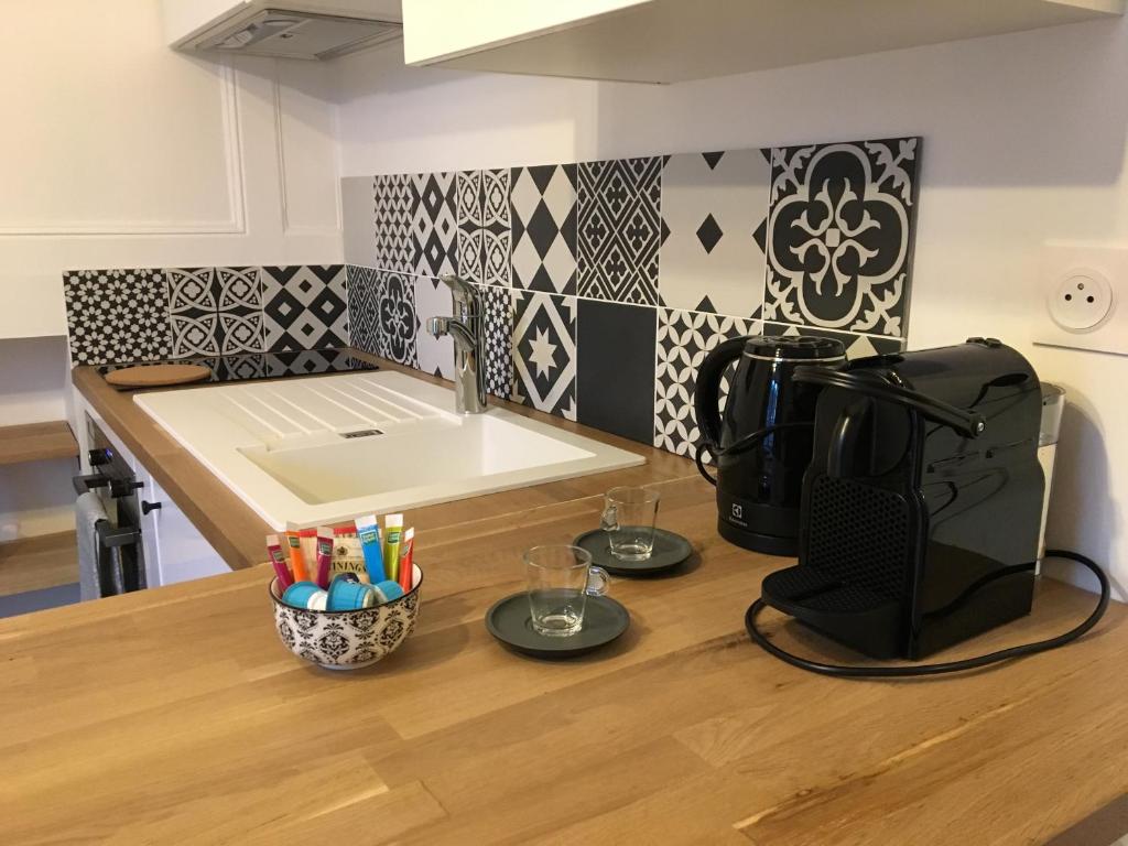 Příslušenství pro přípravu čaje a kávy v ubytování Le Duplex des Eclusiers