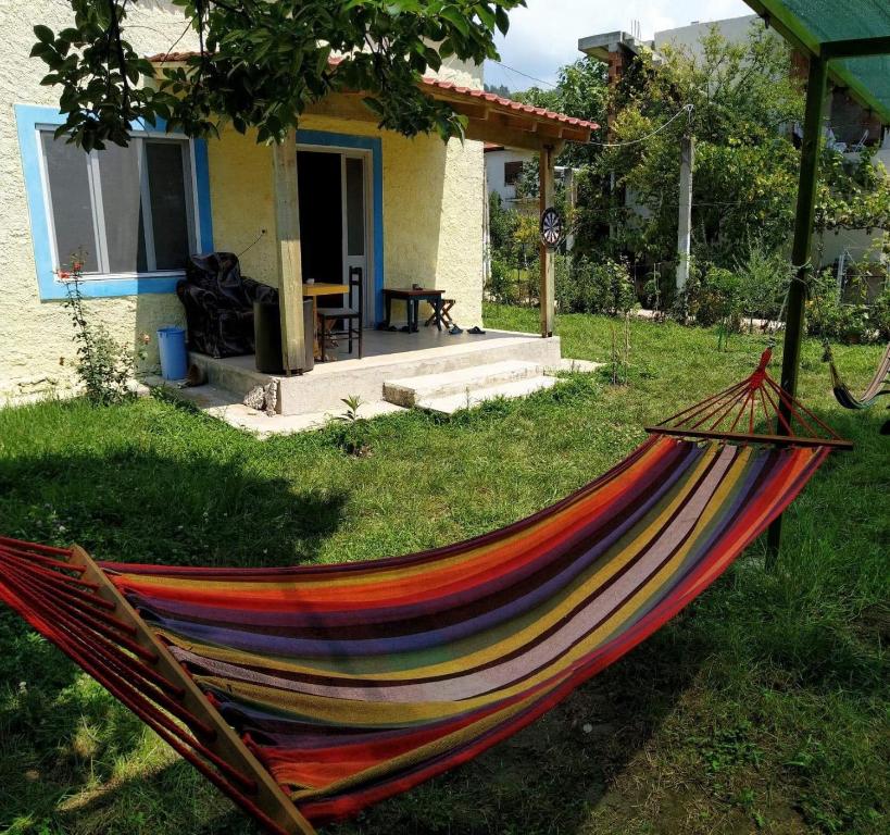 una hamaca en un patio frente a una casa en Elbasan Backpacker Hostel en Elbasan