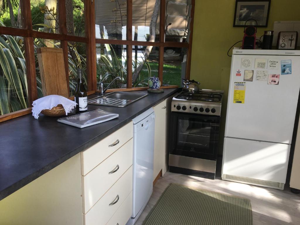 Kuchyň nebo kuchyňský kout v ubytování Ngahere Hou Glamping
