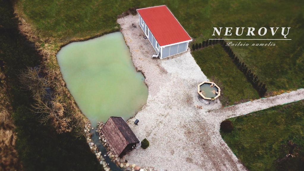 - une vue aérienne sur une maison et un lac dans l'établissement Neurovu poilsio namelis, à Vilkyčiai